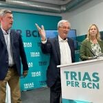 El candidato de Junts a la alcaldía de Barcelona, Xavier Trias, con los miembros de su candidatura Jordi Martí y Neus Munté