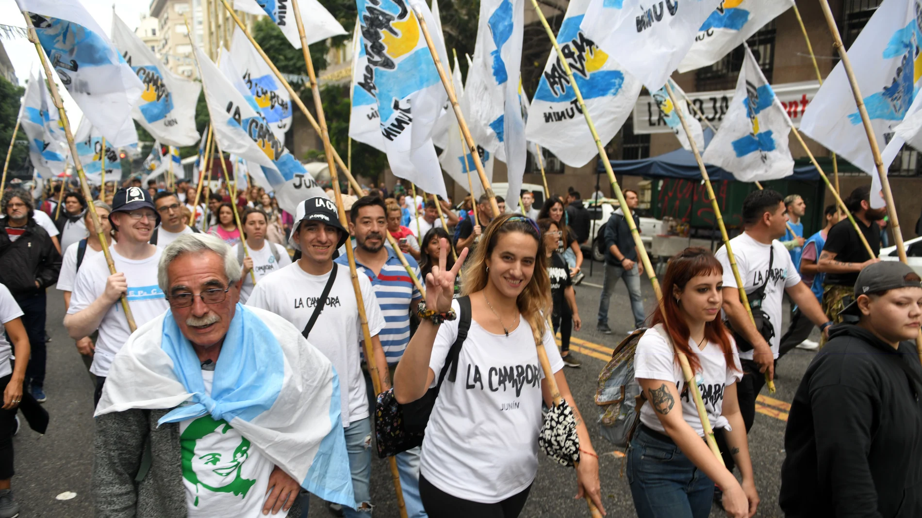 Simpatizantes kirchneristas celebran el 20º aniversario de la llegada al poder del fallecido Néstor Kirchner