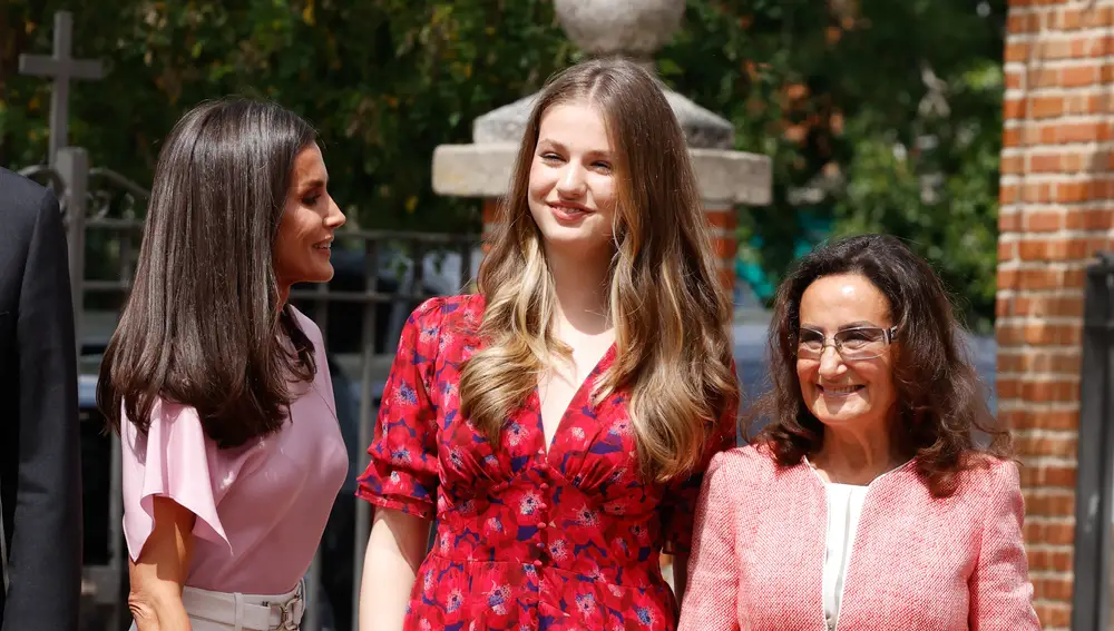 La Princesa Leonor con su madre y su abuela.