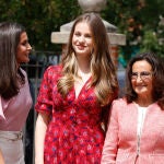 La Princesa Leonor con su madre y su abuela.
