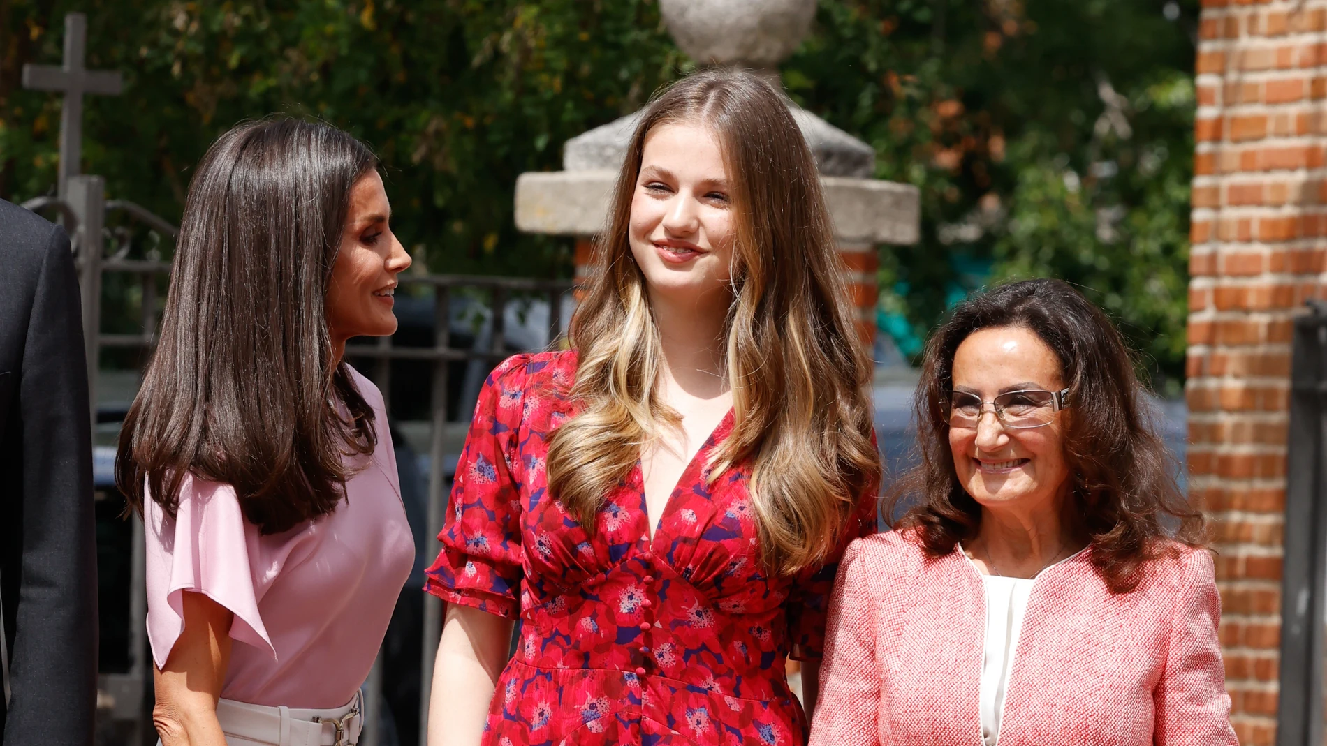 La Princesa Leonor con su madre y su abuela.