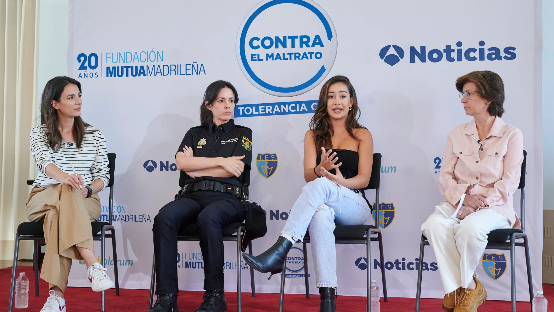 La moderadora, Esther Vaquero; la agente Laura Barral; Marina Rivers, influencer, y María Gambara, orientadora
