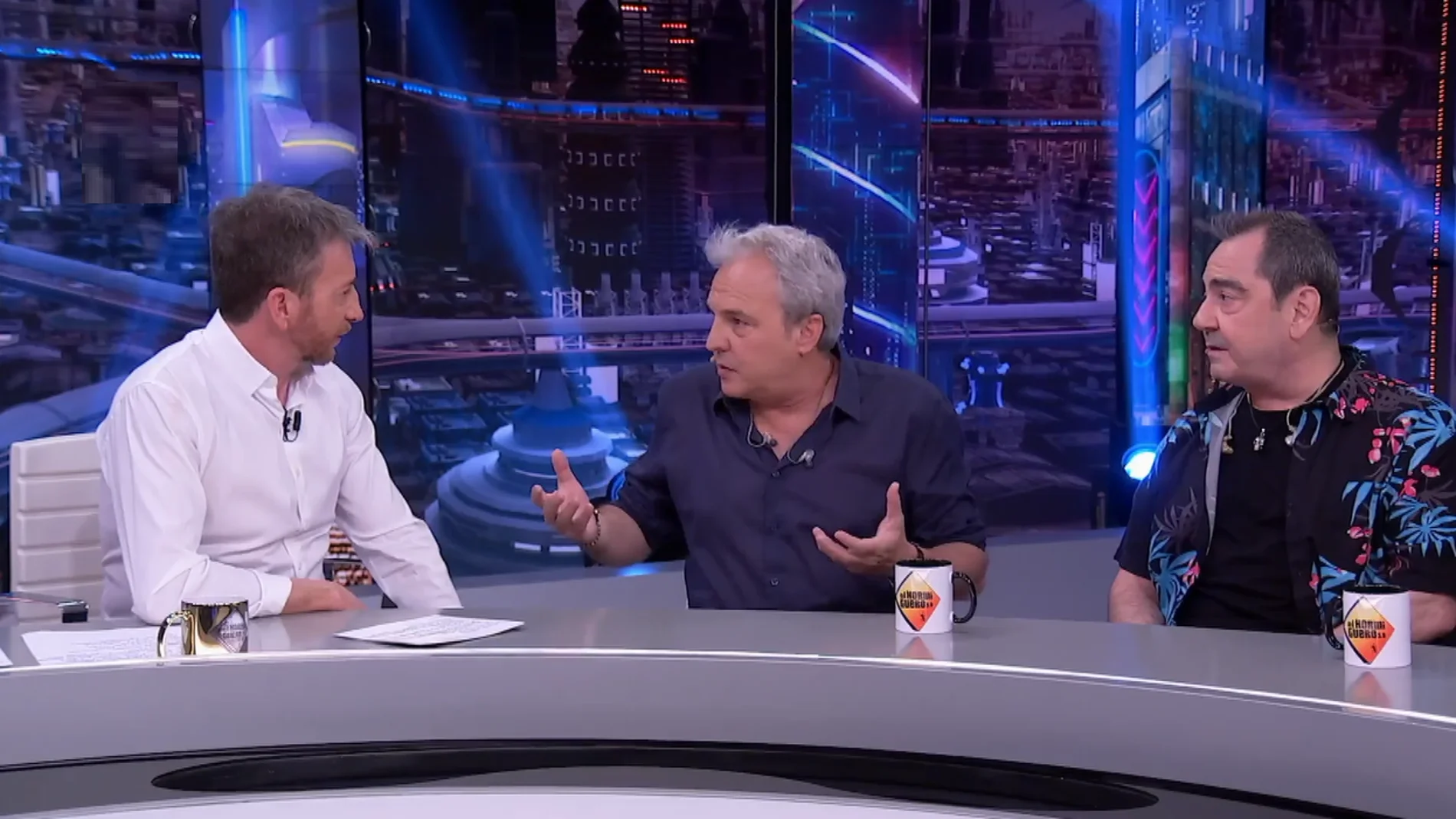 Dos componentes de 'Hombres G' en el plató de 'El Hormiguero' conversando con Pablo Motos