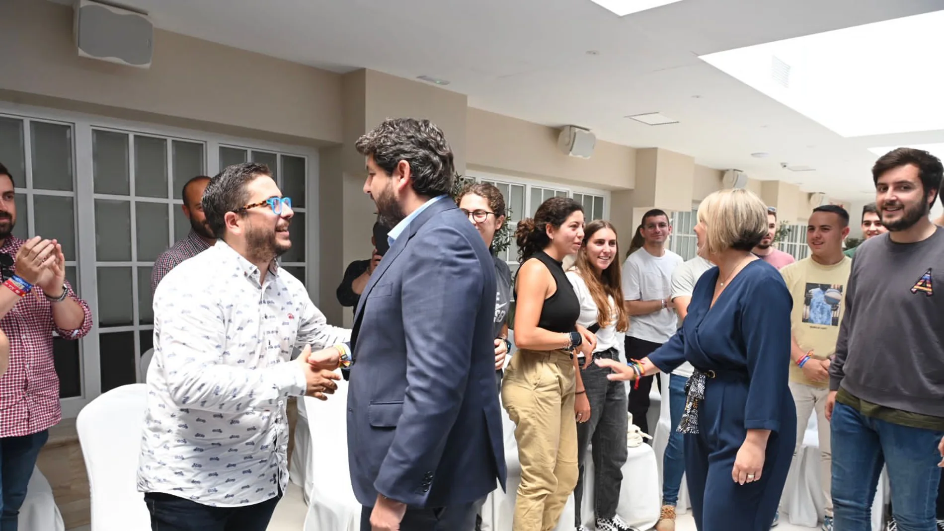 El candidato del PPRM a la presidencia de la Comunidad, Fernando López Miras, en un acto con jóvenes
