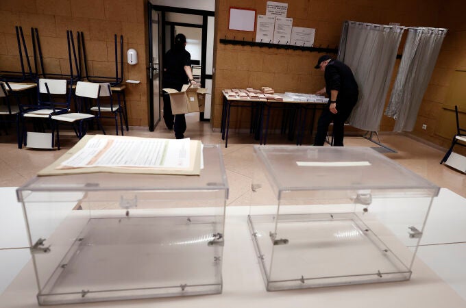 Colocacion urnas y papeletas en colegios electorales