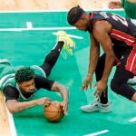 Marcus Smart atrapa la pelota en presencia de Jimmy Butler