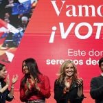  La candidata de Ciudadanos a la alcaldía de Madrid, Begoña Villacís; la candidata a la presidencia de la Comunidad de Madrid, Aruca Gómez (2-d); la presidenta del partido, Inés Arrimadas (i), y el secretario general de la formación, Adrián Vázquez, durante el acto de cierre de campaña electoral de Ciudadanos celebrado este viernes en Madrid. 