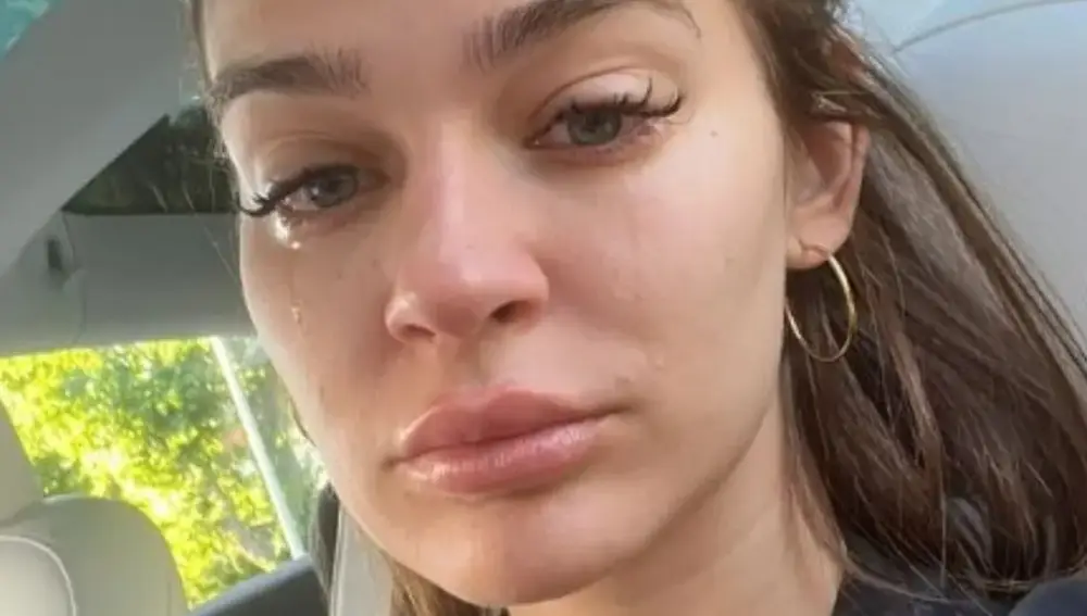 Laura Escanes llorando