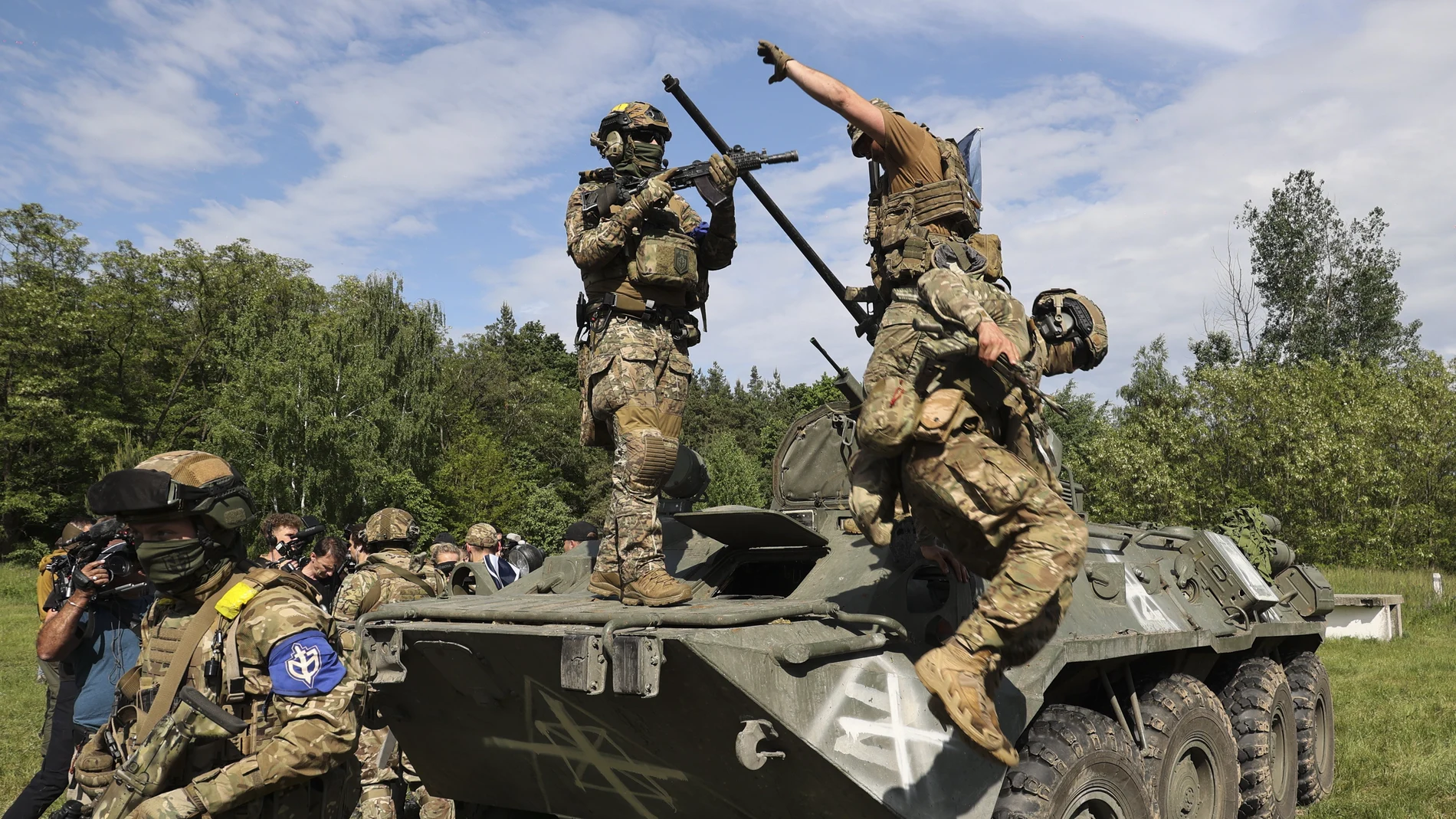 Milicianos sobre un vehículo militar en la región fronteriza de Járkiv