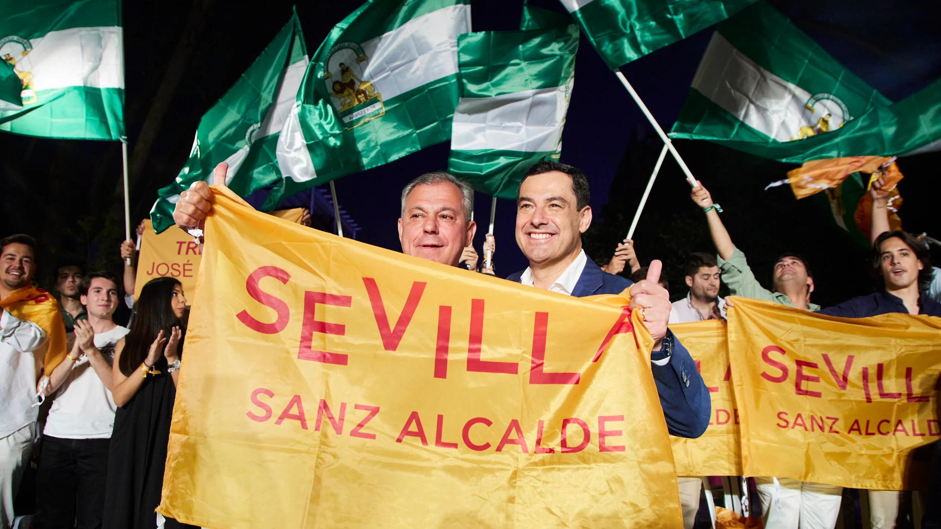 El presidente del PP-A y de la Junta de Andalucía, Juanma Moreno (d), junto a candidato del PP a la Alcaldía, José Luis Sanz (i), durante el acto de cierre de campaña a las elecciones municipales que se celebra en la Plaza de San Gonzalo de Triana. A 26 de mayo del 2023 en Sevilla (Andalucía, España). El acto se celebra de cara a las próximas elecciones municipales y autonómicas del 28 de mayo. Hoy es el último día de campaña electoral, y mañana, 27 de mayo, tiene lugar la Jornada de Reflexión, día en el que la ley prohíbe difundir propaganda electoral o realizar actos de campaña 26 MAYO 2023 Joaquin Corchero / Europa Press 26/05/2023