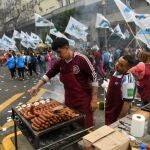  Vendedores ofrecen sus productos de comida a los transeúntes que caminan rumbo a la Plaza de Mayo para escuchar el discurso de la vicepresidenta del país, Cristina Fernpandez, hoy, día en el que se conmemora le Revolución de Mayo, en Buenos Aires (Argentina). Argentina celebra un nuevo aniversario de la revolución de 1810, hecho histórico que precedió a la declaración de independencia, concretada en 1816 y la conformación del primer Gobierno patrio.