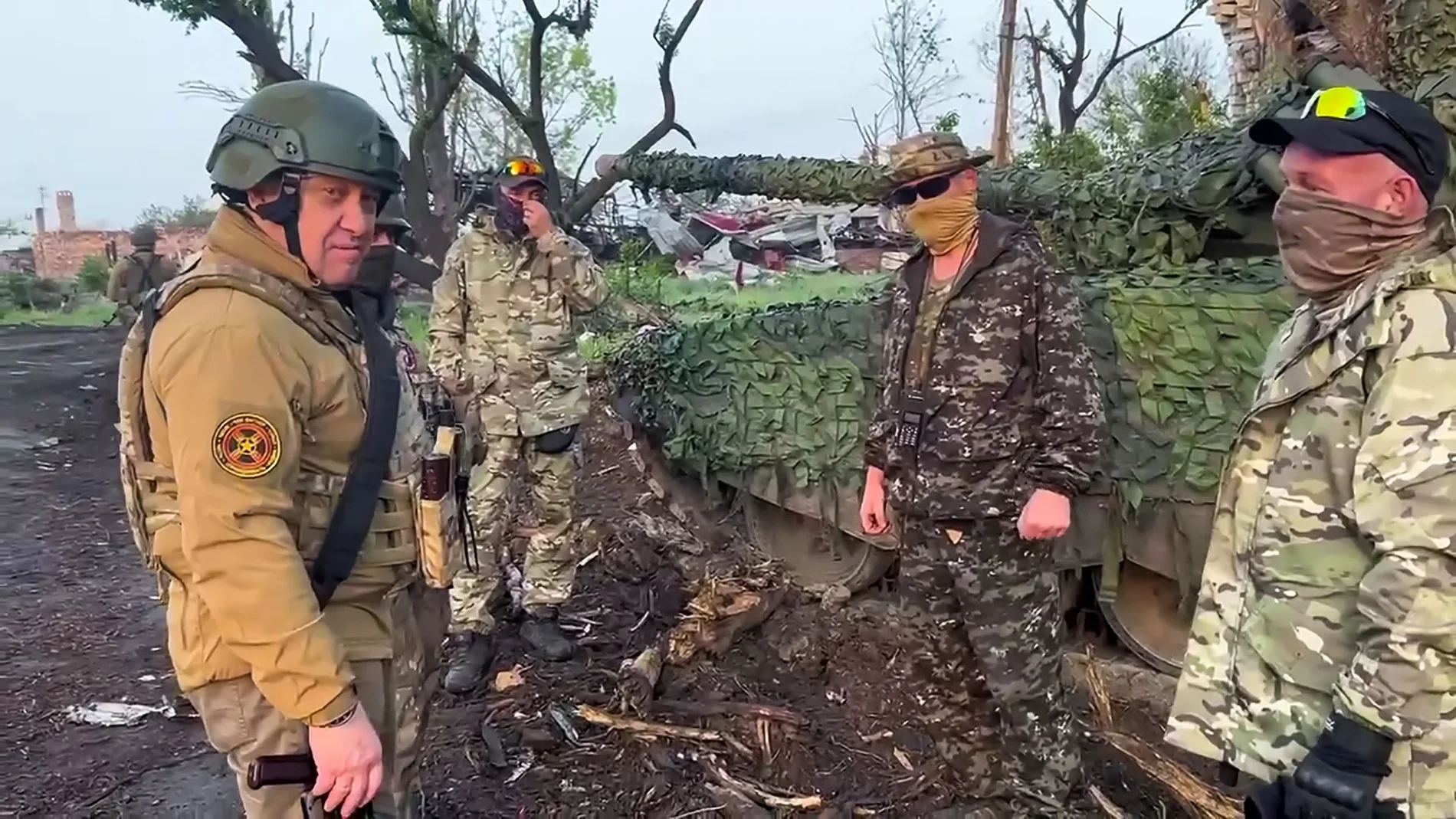 This video grab taken from a handout footage posted on May 25, 2023 on the Telegram account of the press service of Concord -- a company linked to the chief of Russian mercenary group Wagner, Yevgeny Prigozhin -- shows Yevgeny Prigozhin talking to his fighters in Bakhmut. - The head of Russia's Wagner mercenary group said on May 25, 2023 his troops had started transferring their positions in the flashpoint eastern Ukraine town of Bakhmut to the Russian military.