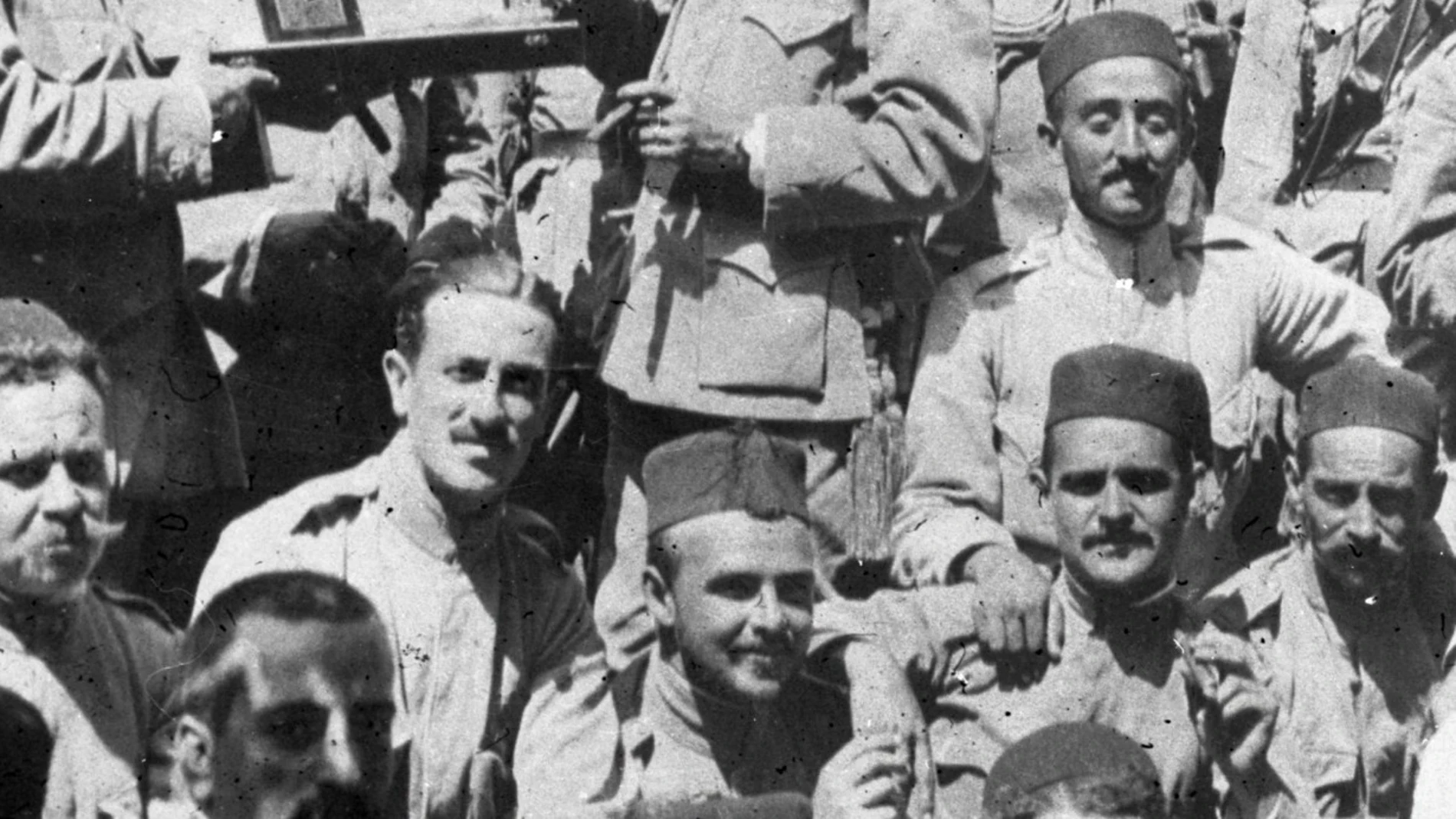 Franco (a la derecha, apoyado en el hombro de un compañero), en el norte de África en 1910. Aquí es todavía oficial de Regulares