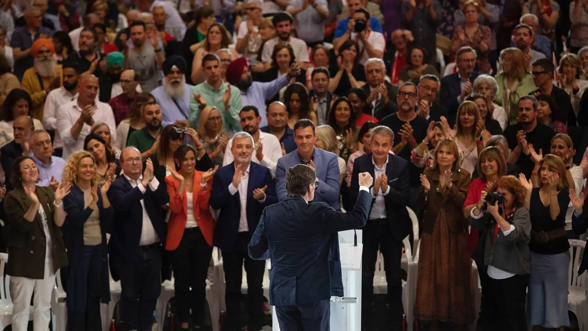 El líder del PSC, Salvador Illa, ante todos los alcaldes metropolitanos