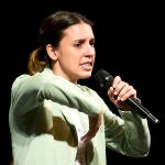 AMP.- 28M.- Interrumpen el discurso de Irene Montero en el cierre de campaña y esta replica: "Fuera transfobia"