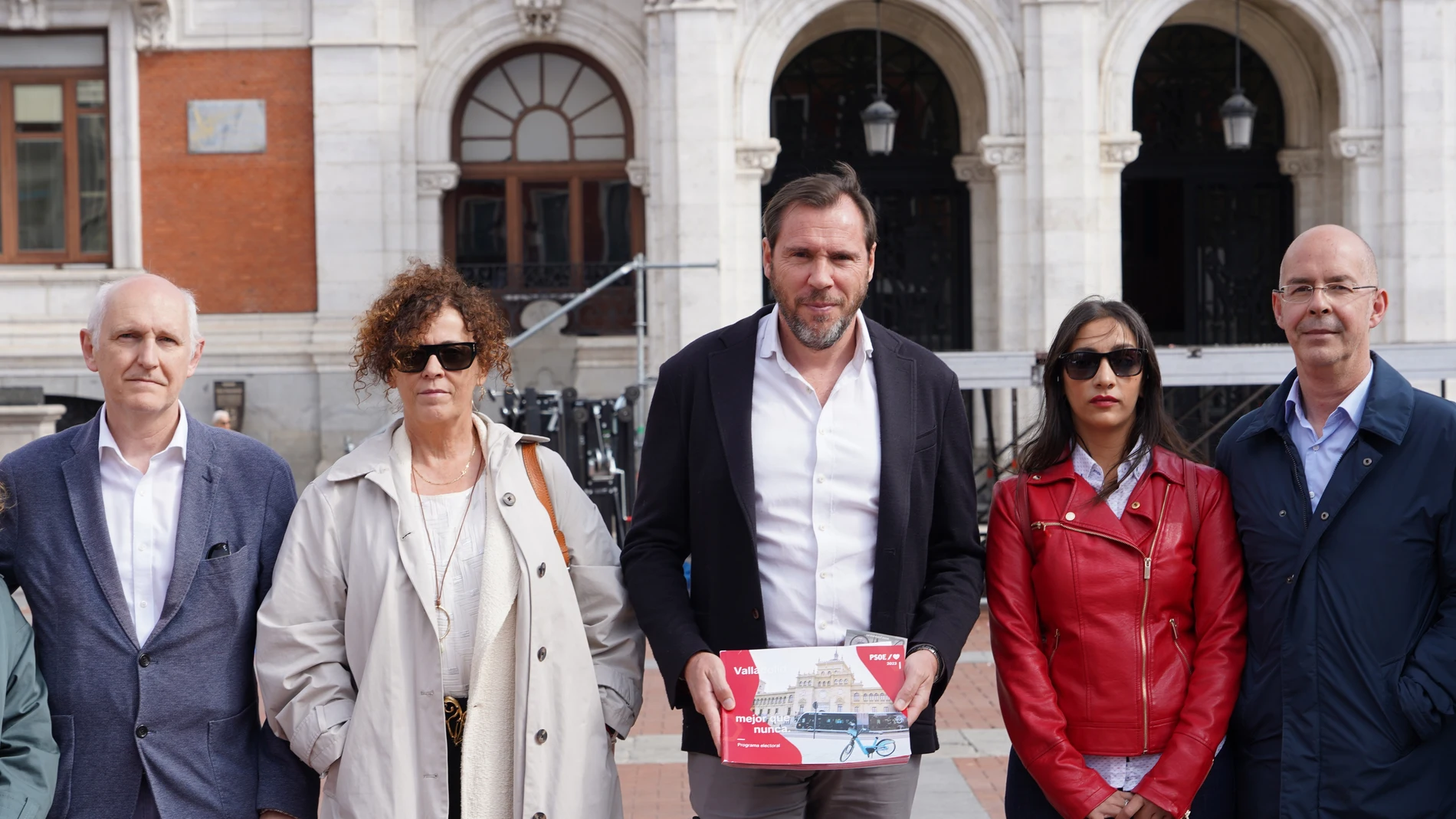 Óscar Puente junto con miembros de su equipo hace balance de la campaña