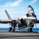 Un F-35 en un portaaviones