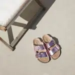 Las sandalias metalizadas son tendencia