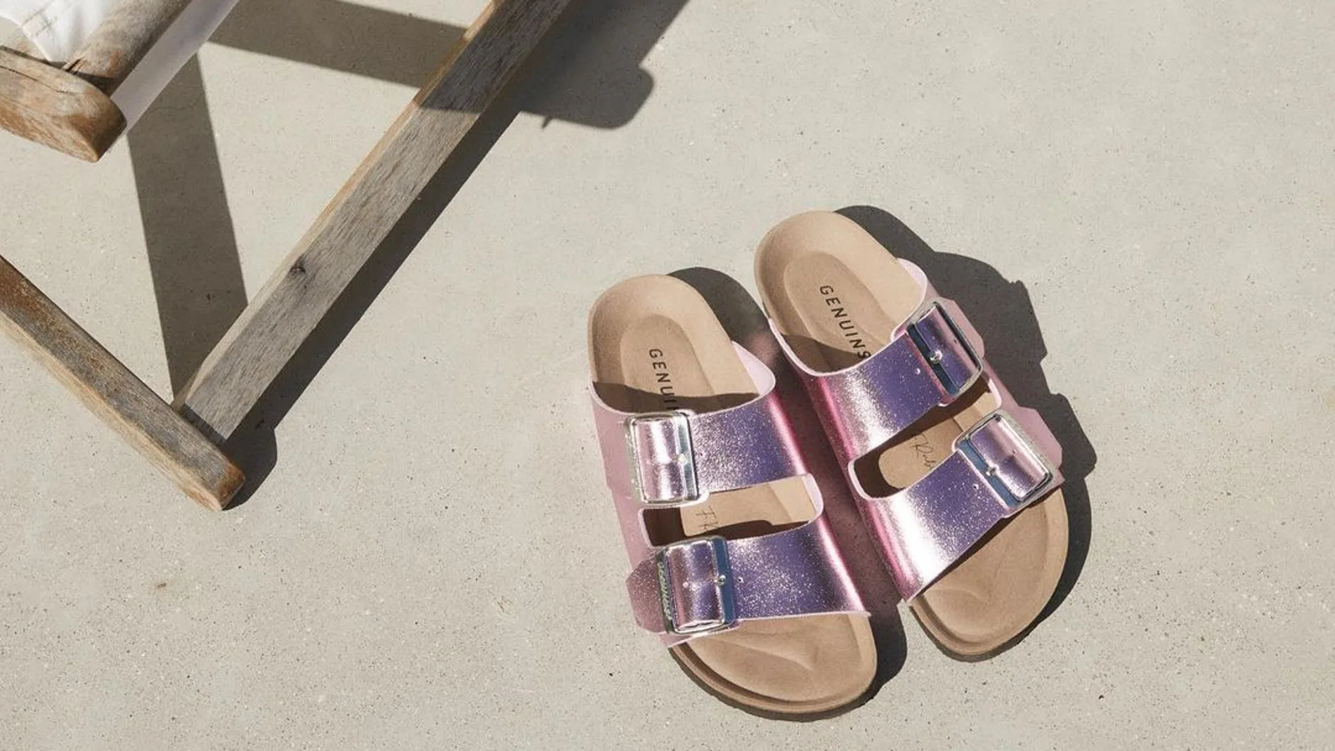 Las sandalias metalizadas son tendencia