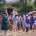 Los peregrinos de la Hermandad de Carmona cruzan durante el paso de las Hermandades del Rocío por el Vado del Quema, a 25 de mayo de 2023 en Sevilla (Andalucía, España). El Vado del Quema, lugar emblemático para las Hermandades del Rocío que transcurren por el cordel Triana-Villamanrique, ha vuelto a llenarse de agua tras las lluvias de estos días.