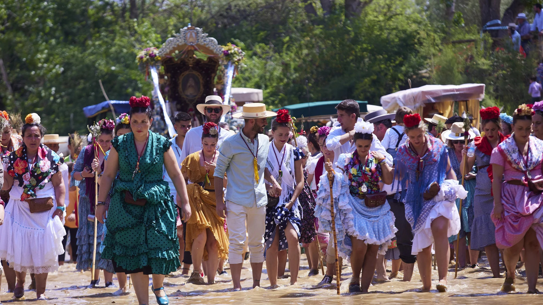 Los peregrinos de la Hermandad de Carmona cruzan durante el paso de las Hermandades del Rocío por el Vado del Quema, a 25 de mayo de 2023 en Sevilla (Andalucía, España). El Vado del Quema, lugar emblemático para las Hermandades del Rocío que transcurren por el cordel Triana-Villamanrique, ha vuelto a llenarse de agua tras las lluvias de estos días.