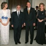 los Reyes de Jordania, Husein y Noor, posan con los Reyes de España, Juan Carlos y Sofía, antes de la cena ofrecida por los soberanos jordanos en el Palacio de Basman, con motivo de la visita de los Reyes de España. 