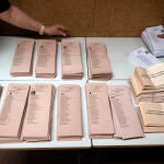 Colocacion urnas y papeletas en colegios electorales