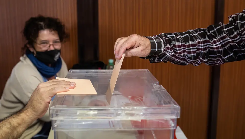 MADRID.-28M.- Televisiones y radios preparan especiales, directos y análisis para cubrir las elecciones
