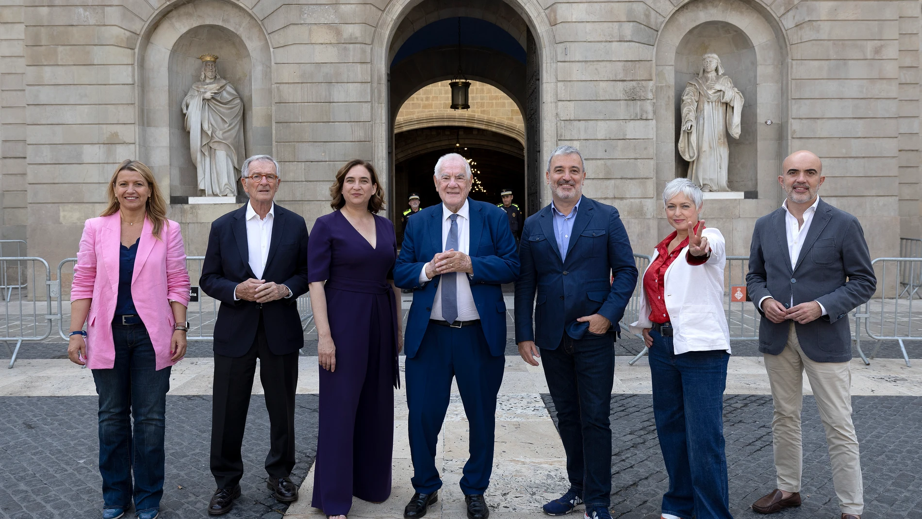 GRAFCAT825. BARCELONA, 27/05/2023.- (De izq. a drch.) Los candidatos a la alcaldía de Barcelona, Eva Parera (Valents), Xavier Trias (JxCat), Ada Colau (En Comú), Ernest Maragall (ERC), Jaume Collboni (PSC), Anna Grau (Ciutadans), y Daniel Sirera (PPC), posan para EFE ante el Ayuntamiento de Barcelona, en la Plaza de Sant Jaume, durante la jornada de reflexión de las elecciones municipales que se celebrarán mañana, 28 de mayo. EFE/Alberto Estevez