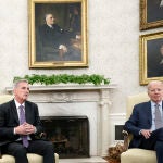 EEUU.- Biden y McCarthy finiquitarán esta noche el texto no definitivo del acuerdo sobre el techo de deuda