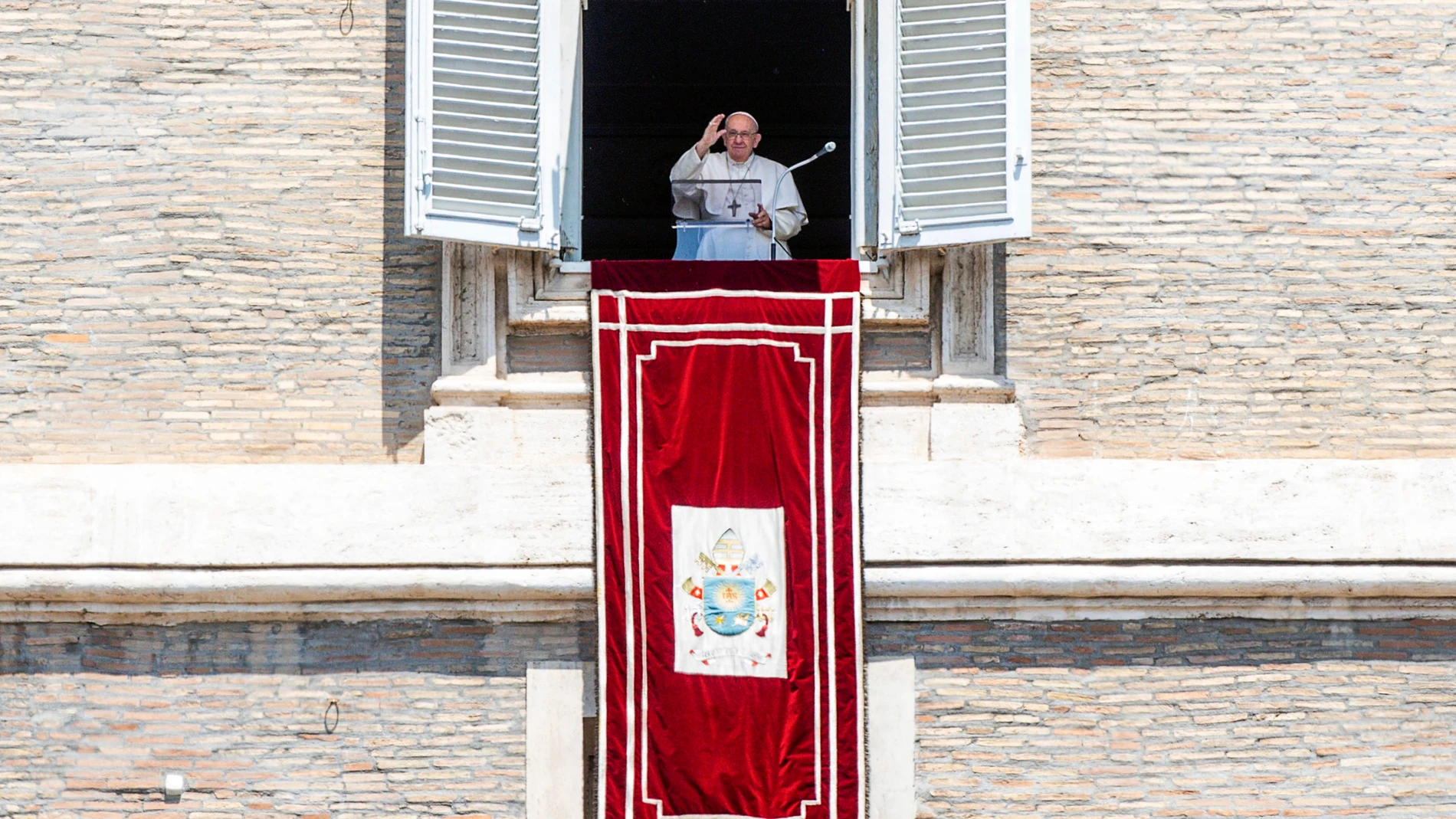 Ciudad del Vaticano (Santa Sede), 28/05/2023.- El Papa Francisco dirige el Ángelus, tradicional oración dominical, desde la ventana de su oficina con vistas a la Plaza de San Pedro en la Ciudad del Vaticano, este domingo.- EFE/EPA/ÁNGELO CARCONI