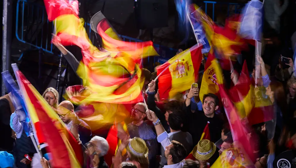 Ambiente sede PPNoche electoral en la sede del PP en la calle Genova. Alberto Nuñez Feijóo, Isabel Diaz Ayuso y Martinez Almeida salen al balcón de la sede del Partido Popular. Hoy se celebran las elecciones locales y autonómicas del 28M.