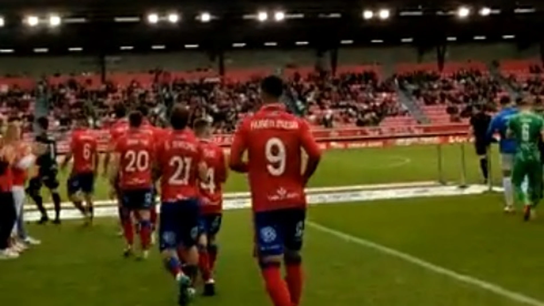Salida el terreno de juego de los jugadores del Numancia ante el Cornellá