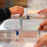 28M.- La presidenta de una mesa electoral en Inca (Mallorca) se va a tomar un café y no vuelve
