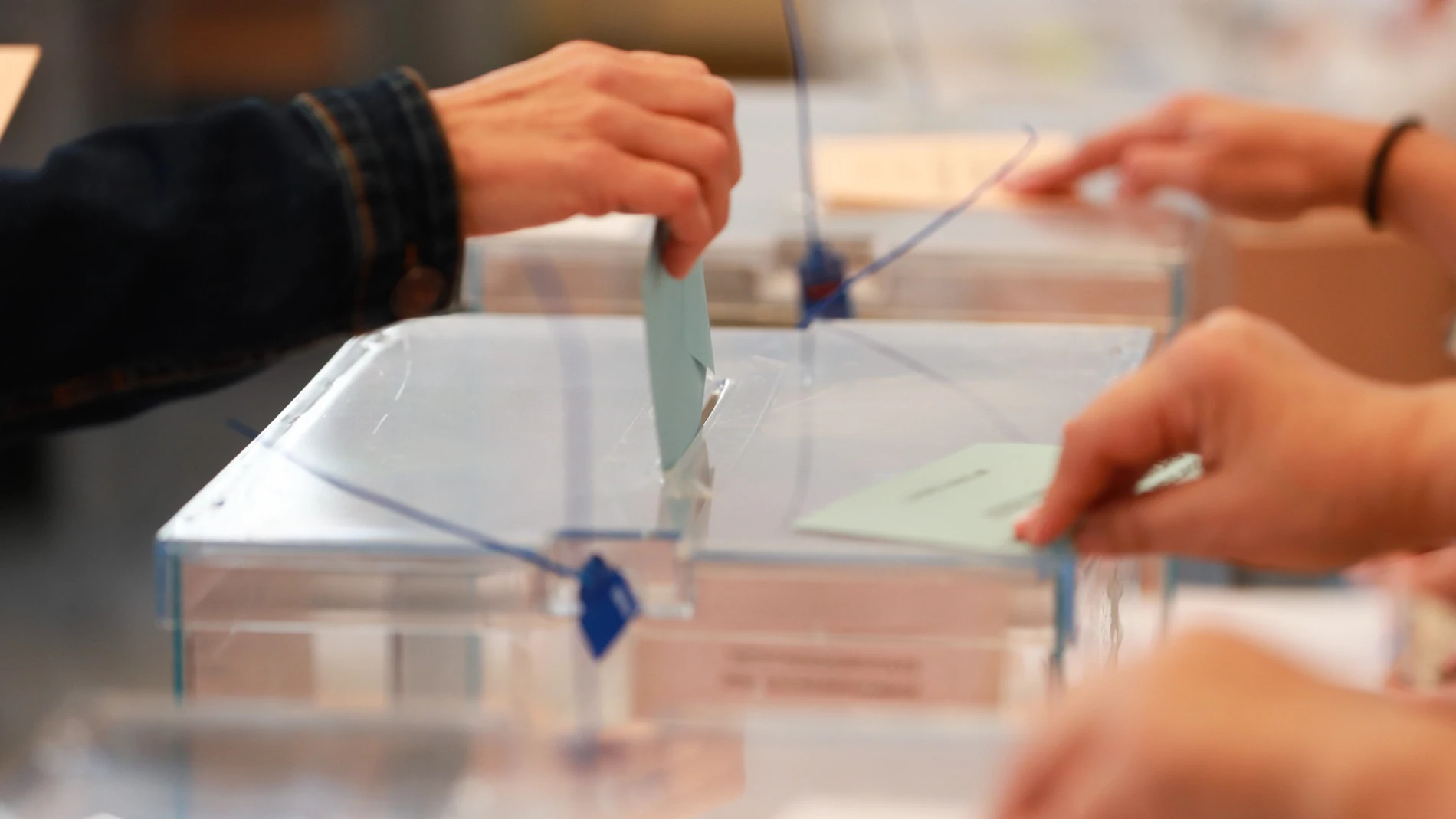 28M.- La presidenta de una mesa electoral en Inca (Mallorca) se va a tomar un café y no vuelve