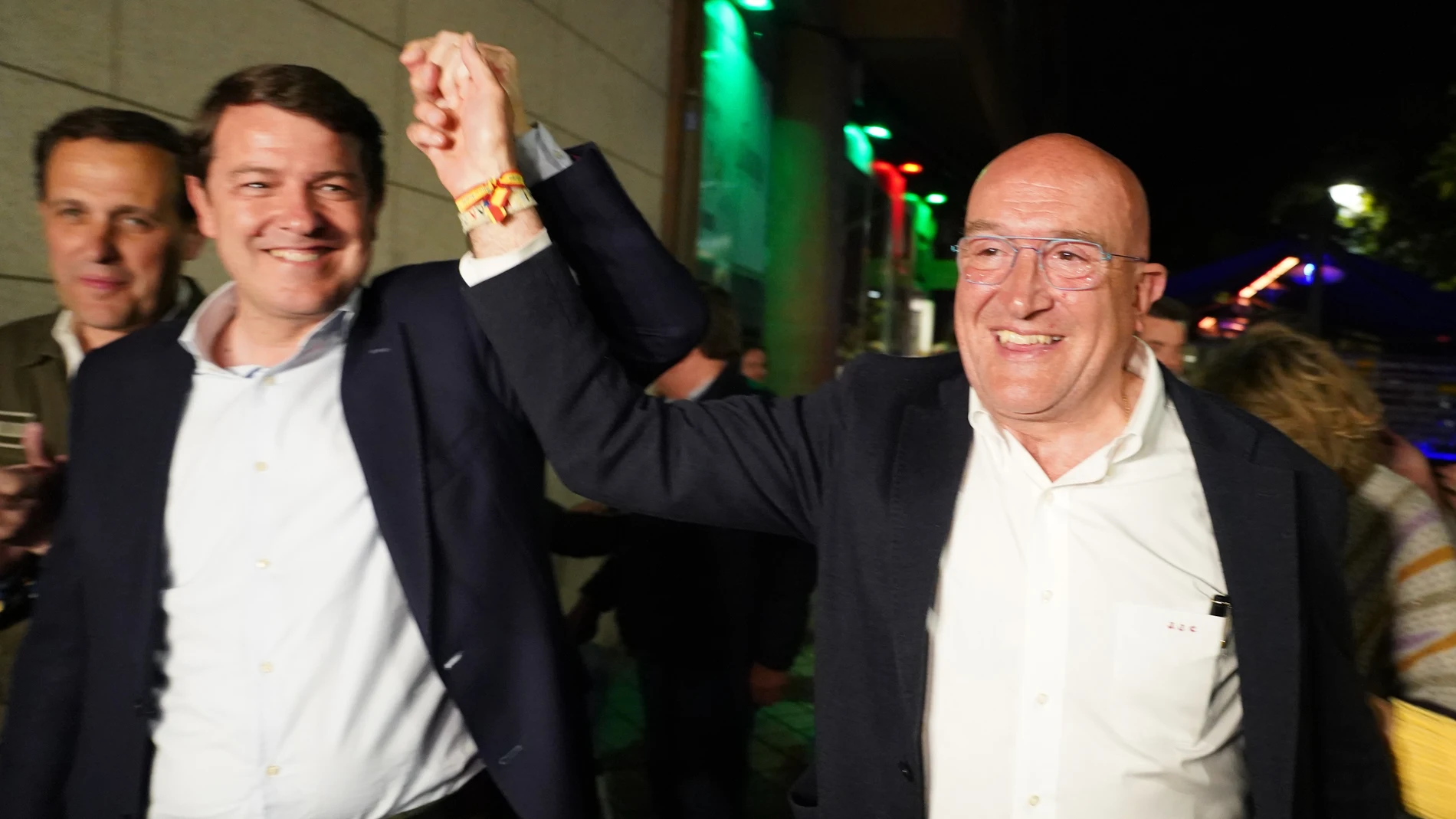 Jesús Julio Carnero celebra el triunfo acompañado por Alfonso Fernández Mañueco