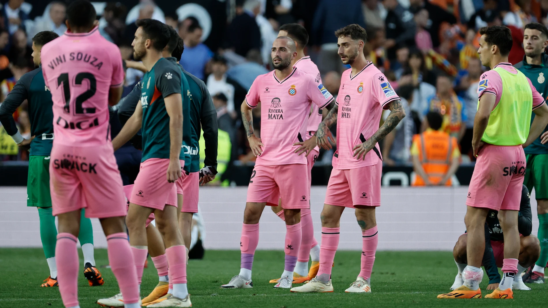VALENCIA, 28/05/2023.- Los jugadores del Espanyol tras conocer que han descendido a Segunda División, al término del encuentro correspondiente a la jornada 37 de Primera División que han disputado hoy domingo frente al Valencia en el estadio de Mestalla. EFE / Biel Aliño.