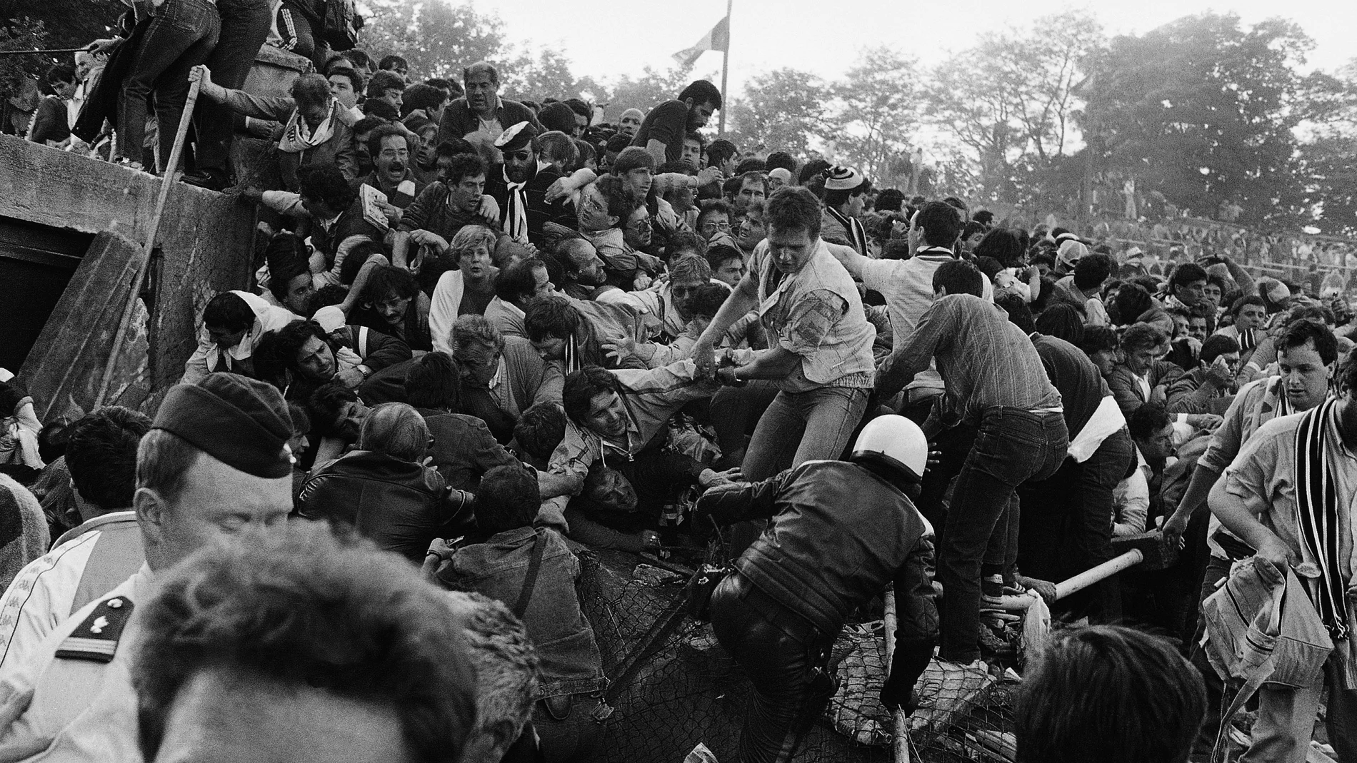 Avalancha en el estadio de Heysel en la final de la Copa de Europa entre Liverpool y Juventus
