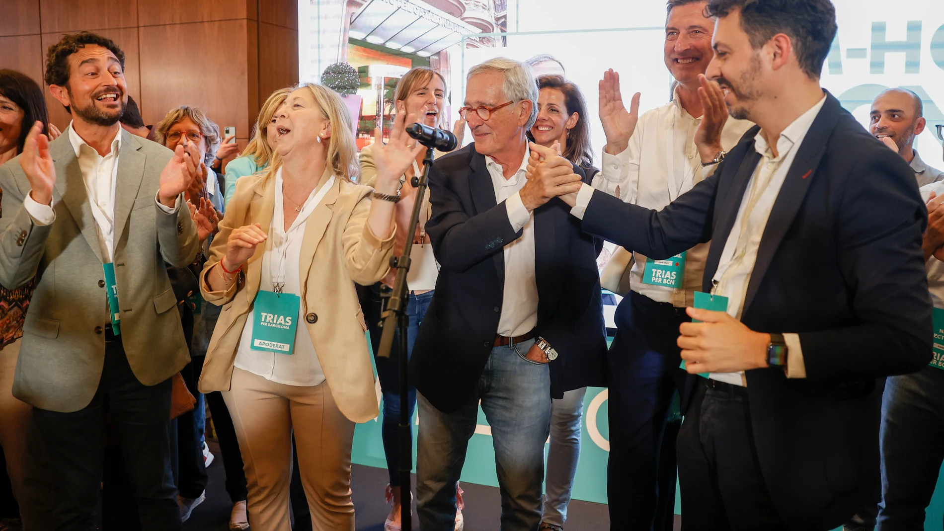 GRAF9441. BARCELONA, 28/05/2023.- El exalcalde Xavier Trias (c), que lidera la candidatura de Junts en Barcelona, valora los resultados de las municipales en la capital catalana, en la que se impone con 11 concejales, uno más que el PSC de Jaume Collboni, que se queda con diez, con el 98,07 % de los votos escrutados. EFE/Toni Albir