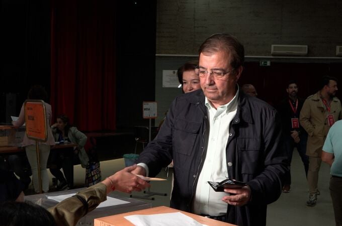 28M/A.- Vara (PSOE) espera una alta participación pese a la lluvia en una jornada que vive "muy tranquilo"
