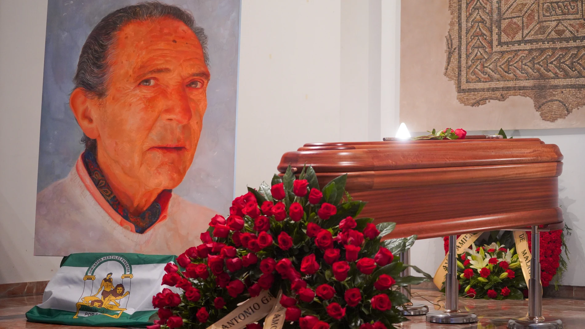 Detalle del ataúd durante la capilla ardiente del escritor Antonio Gala en la Fundación Antonio Gala, a 29 de mayo de 2023 en Córdoba (Andalucía, España). El escritor Antonio Gala, falleció a los 92 años de edad en la ciudad de Córdoba. Los restos mortales permanecerán en la Fundación Antonio Gala hasta la primera hora de la tarde de hoy. 29 MAYO 2023 Francisco J. Olmo / Europa Press 29/05/2023