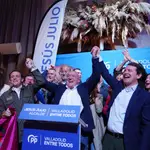 Jesús Julio Carnero, candidato del PP, celebra la victoria en las elecciones a la Alcaldía de Valladolid junto al presidente provincial del partido, Conrado Íscar, y al presidente autonómico del PP, Alfonso Fernández Mañueco