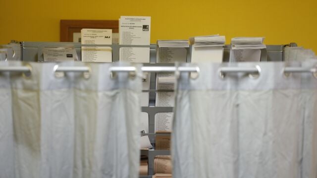 Papeletas preparadas en un colegio electoral durante las elecciones del 28 de mayo