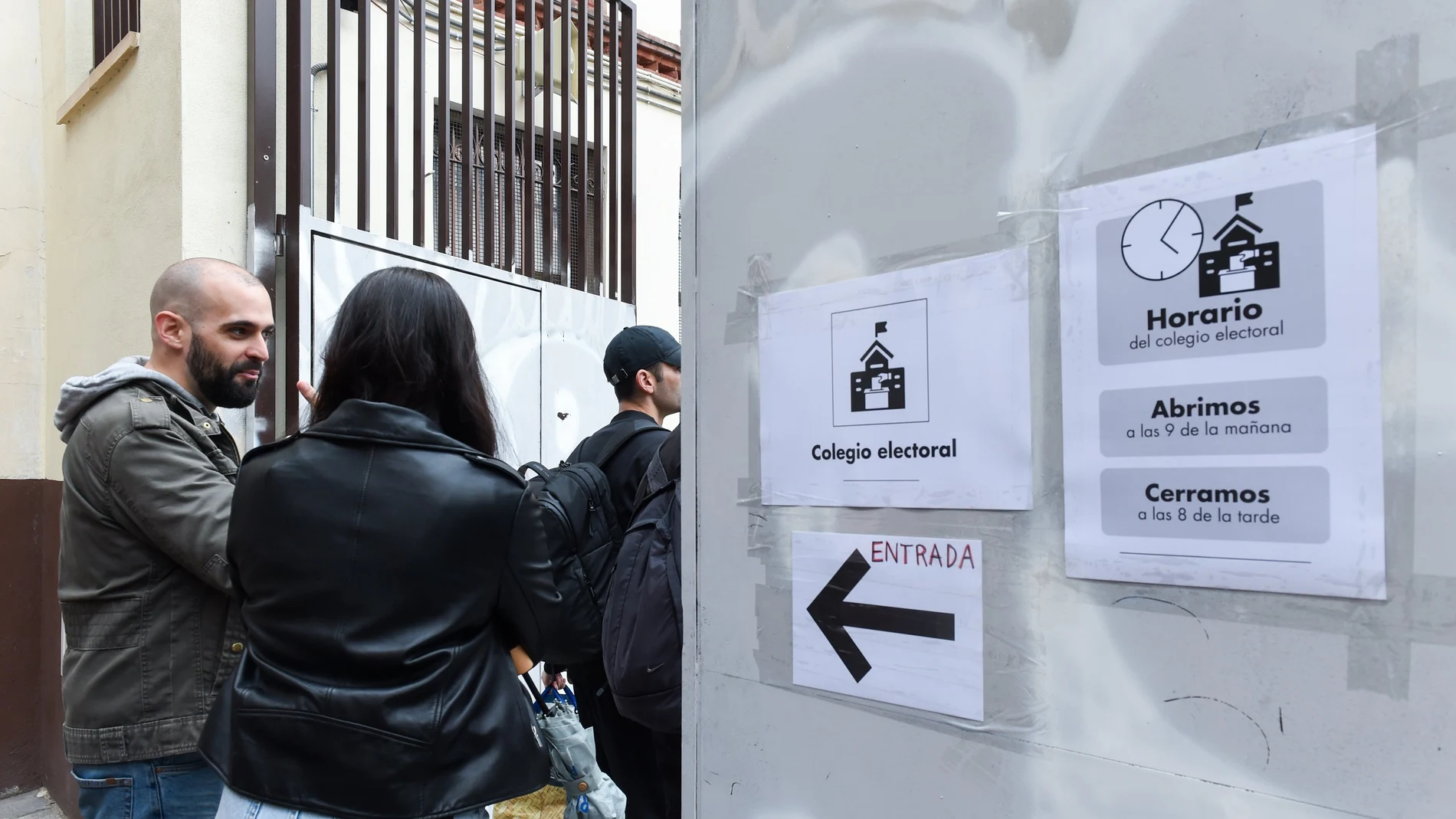 Varias personas hacen cola para votar en un colegio electoral, a 28 de mayo de 2023, en Madrid.