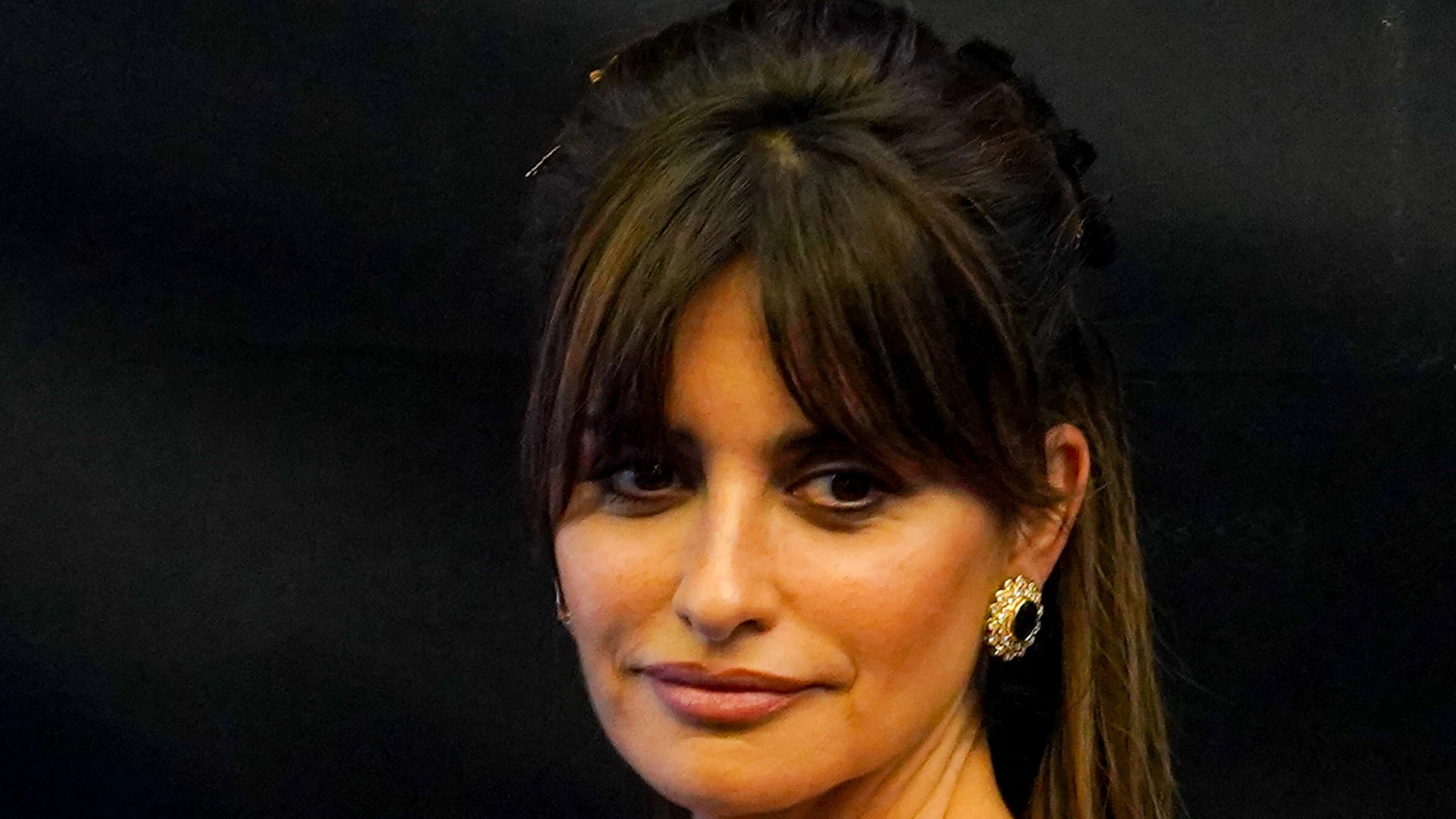 a actriz Penélope Cruz en la alfombra roja previa a la gala de la 37 edición de los Premios Goya, en el Palacio de Congresos y Exposiciones FIBES, en Sevilla.