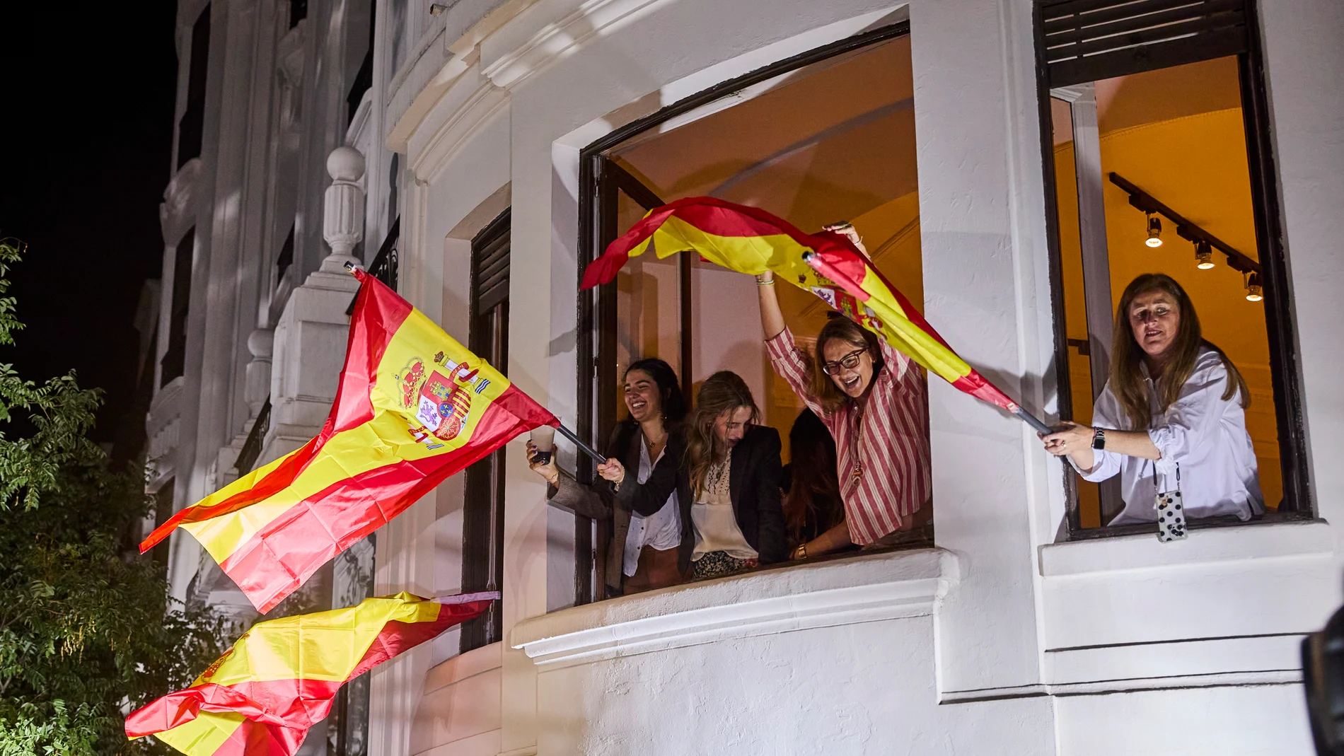 Ambiente sede PP Noche electoral en la sede del PP en la calle Genova. Alberto Nuñez Feijóo, Isabel Diaz Ayuso y Martinez Almeida salen al balcón de la sede del Partido Popular. Hoy se celebran las elecciones locales y autonómicas del 28M. © Alberto R. Roldán / Diario La Razón. 28 05 2023
