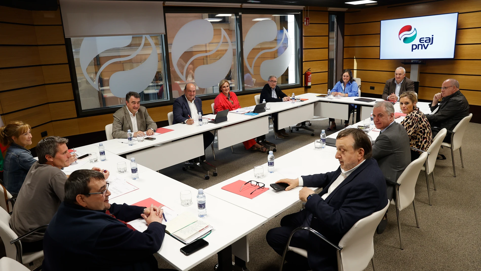 GRAFCAV8861. BILBAO, 29/05/2023.- El Euskadi Buru Batzar, el comité ejecutivo nacional del PNV, se ha reunido este lunes en Bilbao, presidido por el lehendakari Iñigo Urkullu y el presidente de la formación, Andoni Ortuzar, para analizar los resultados de las elecciones celebradas el pasado domingo. EFE/Miguel Toña