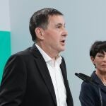 El coordinador general de EH Bildu, Arnaldo Otegi y la candidata de EH Bildu a diputada general de Gipuzkoa, Maddalen Iriarte, durante una rueda de prensa posterior a la reunión de la Mesa Política de la coalición, a 29 de mayo de 2023, en San Sebastián, Gipuzkoa.