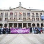 La concentración frente al Ayuntamiento de Vitoria el lunes a mediodía en la Plaza de España de la capital alavesa para condenar el asesinato machista de una mujer en un aparahotel del centro de Vitoria