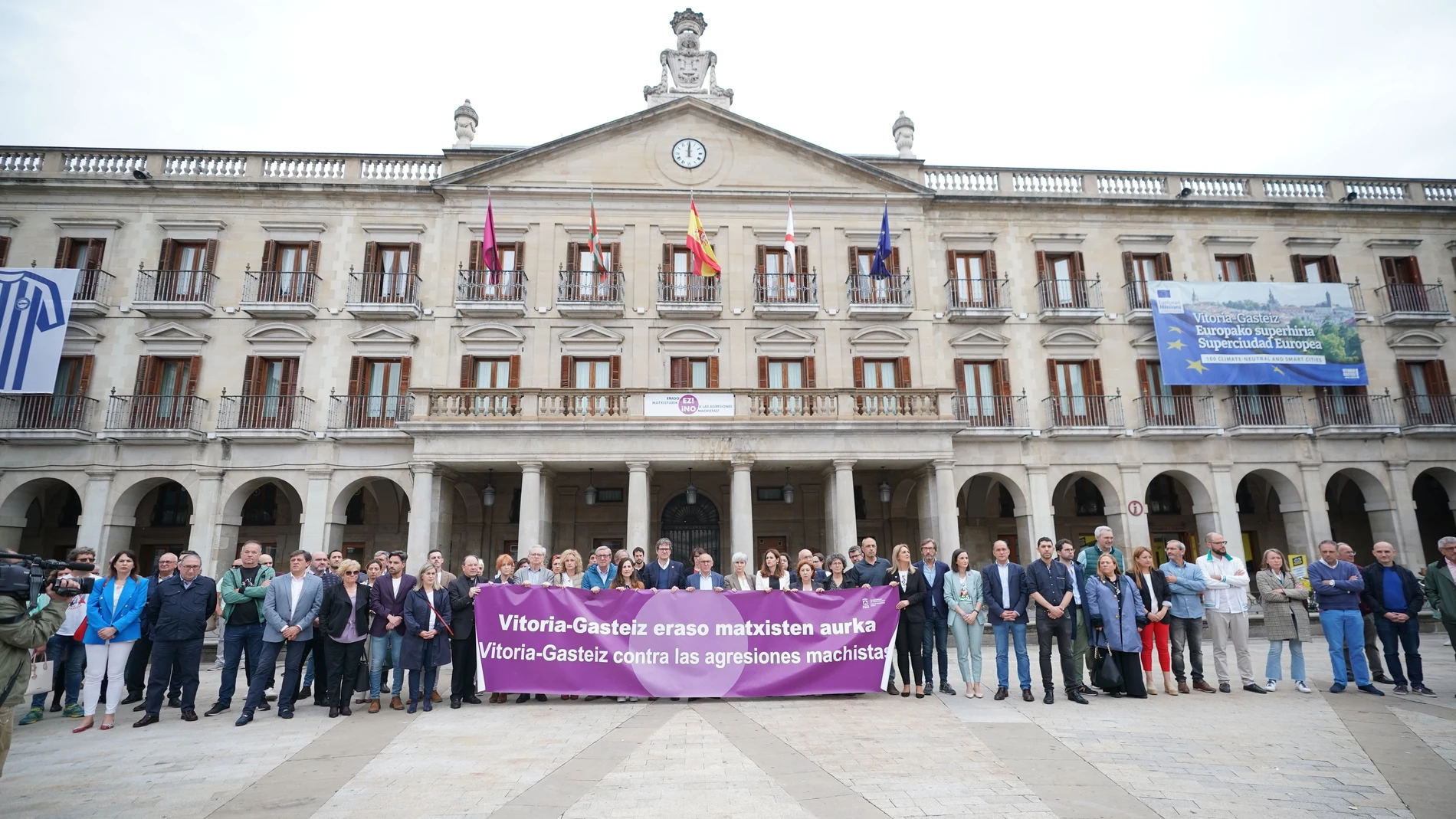 Miembros del Ayuntamiento de Vitoria durante una concentración para denunciar el asesinato machista de una mujer embarazada en la capital alavesa, frente al Ayuntamiento, a 29 de mayo de 2023, en Vitoria-Gasteiz, Álava, País Vasco (España). La mujer, de 32 años y natural de Vitoria, fue localizada ayer domingo 28 de mayo en la habitación de un apartahotel de la capital alavesa, con signos de violencia. La Ertzaintza considera que se trata de un caso de violencia machista y busca a la expareja sentimental de la víctima, en paradero desconocido desde la tarde del sábado 27 de mayo, cuando se produjo el crimen.29 MAYO 2023;VITORIA GASTEIZ;PAÍS VASCO;CONCENTRACIÓN;DENUNCIA ASESINATO MACHISTAIñaki Berasaluce / Europa Press29/05/2023